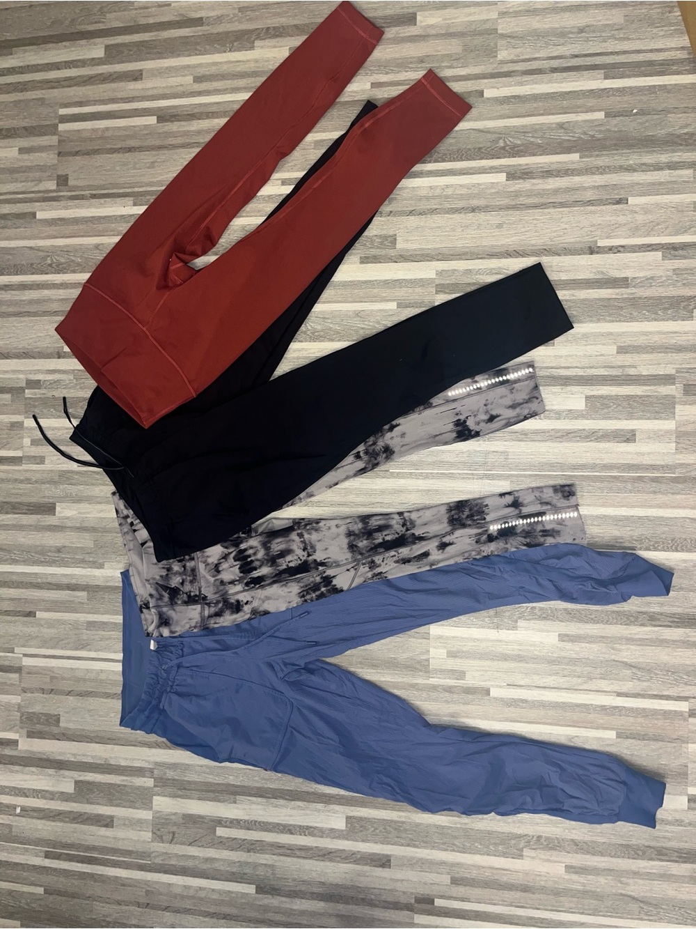 2 Lululemon Joggers & 2 Lululemon Leggings